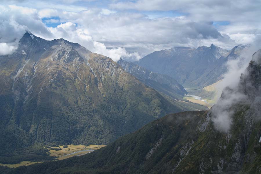 Cascade Saddle, pohled do údolí Matukituki, Nový Zéland