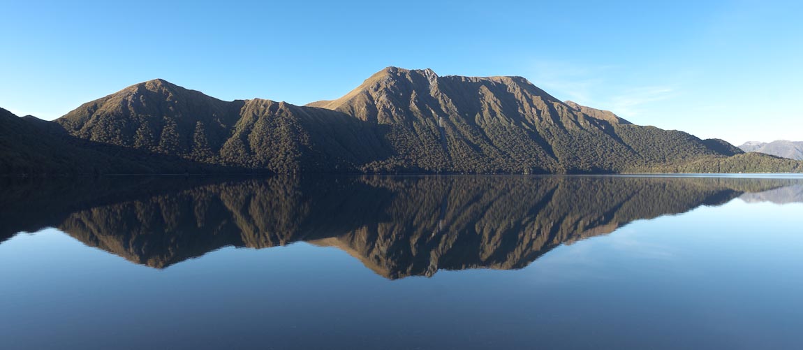 Green Lake - zrcadlení, Fiordland, Nový Zéland