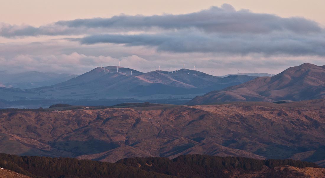 Pohled na větrnou elektrárnu White Hill, Nový Zéland