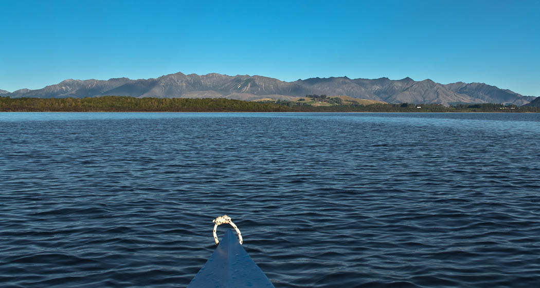Pohoří Takitimu z jezera Manapouri, New Zealand