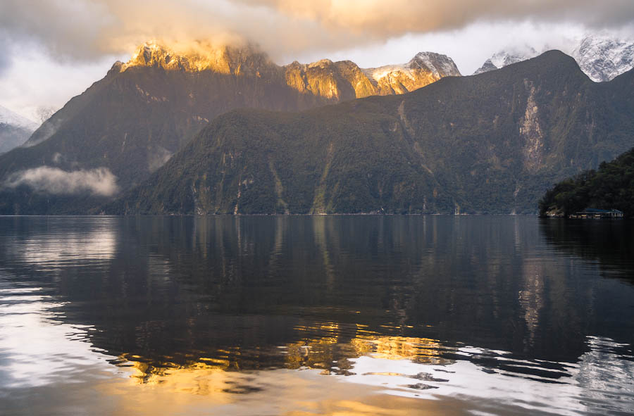 Ranní červánky nad Milford Sound, Fiordland, Nový Zéland
