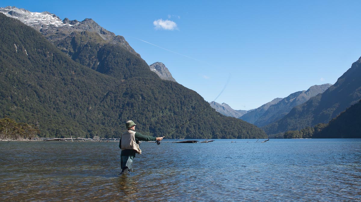 Rybář - North Fiord, jezero Te Anau, Fiordland, Nový Zéland