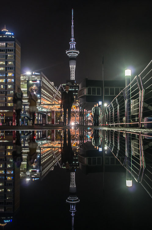 Sky Tower - noční zrcadlení, Auckland, Nový Zéland