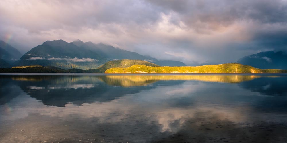 Svítání, jezero Manapouri, Fiordland, Nový Zéland
