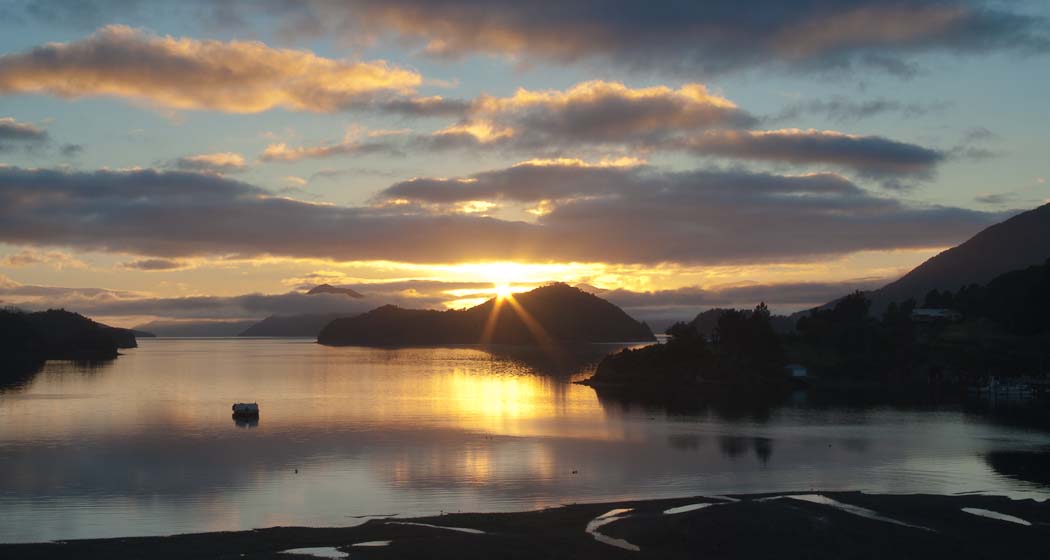 Východ slunce nad Elaine Bay, Marlborough, Nový Zéland