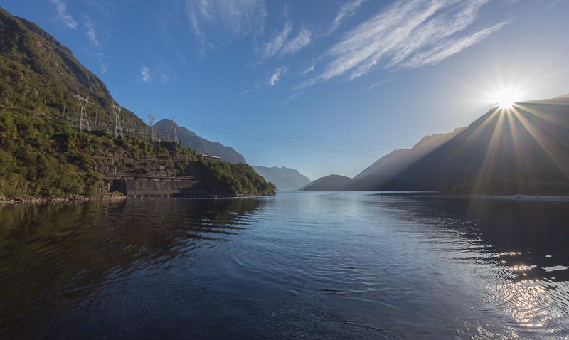 Východ slunce nad West Arm, Lake Manapouri, Nový Zéland