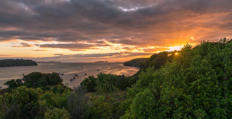 Výchos slunce nad Halfmoon Bay, Stewart Island, Nový Zéland