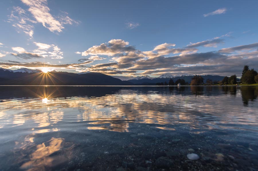Západ slunce - jezero Te Anau a pohoří Kepler, Fiordland, Nový Zéland