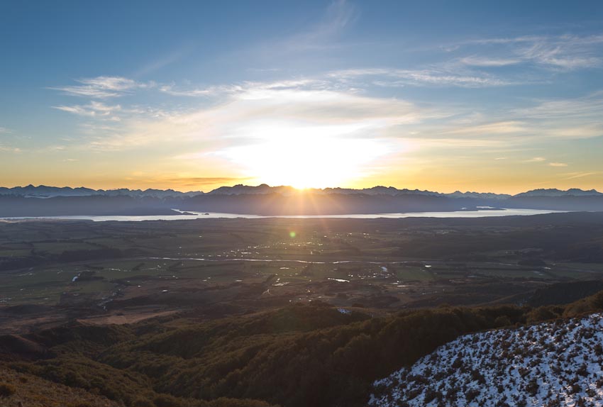Západ slunce nad pohořím Murchison, Fiordland, Nový Zéland