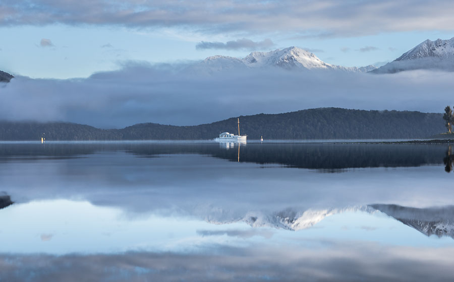 Zrcadlení na jezeře Te Anau, Fiordland, Nový Zéland