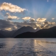 Západ slunce nad Pendulo Reach, Doubtful Sound, Nový Zéland | fotografie